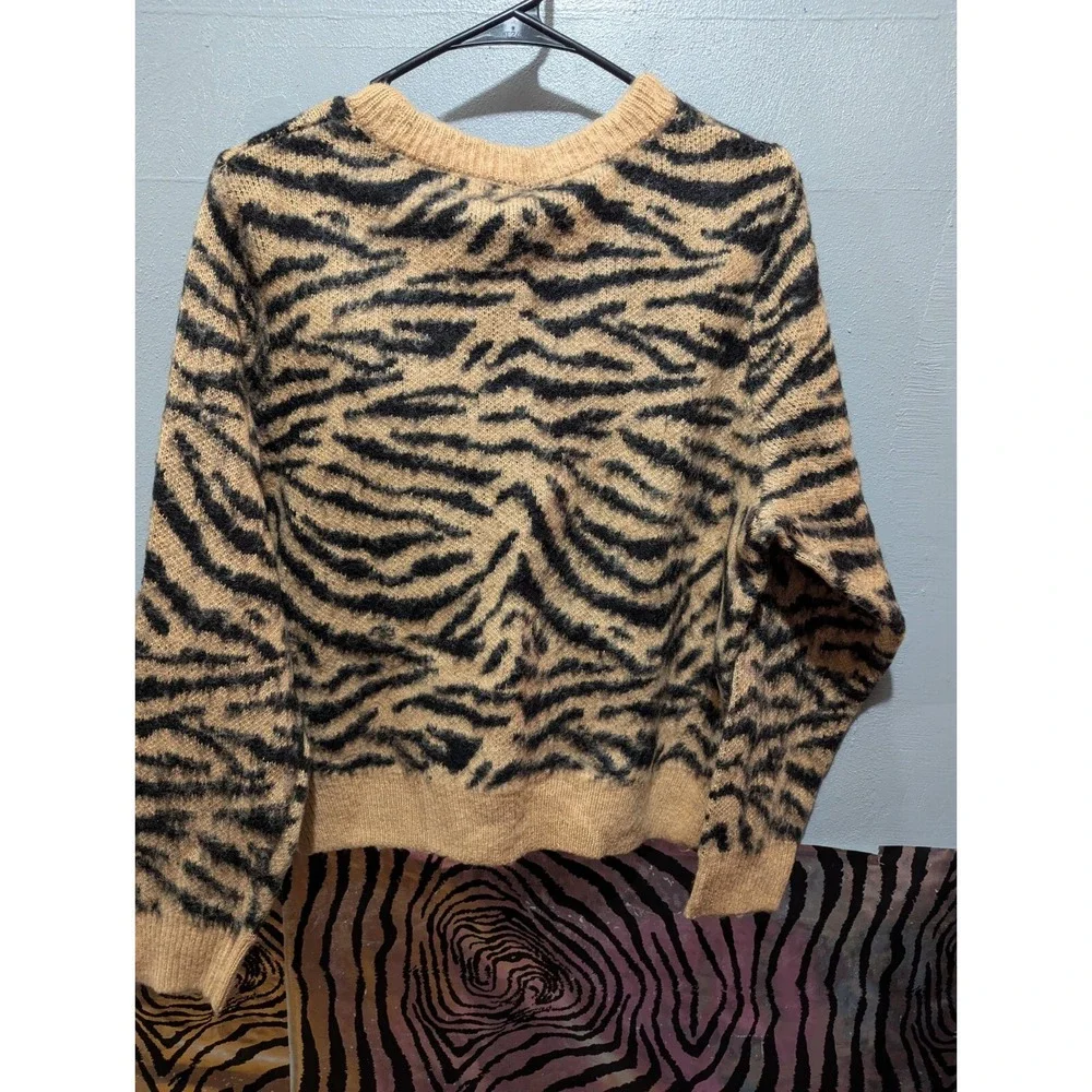 Divided H&M womens M tiger design long sleeve soft shirt top NWT‎
